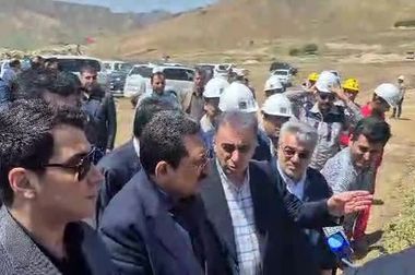 بازدید رئیس هیئت عامل ایمیدرو از غرفه صبانور در رویداد جامع معدن و صنایع معدنی