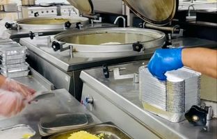  پخت و توزیع غذای نذری به همت شرکت صنایع معدنی فولاد سنگان و توزیع در مناطق محروم شهرستان خواف (ویدئو)